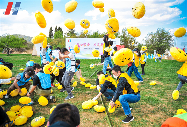 昆明團(tuán)結(jié)鄉(xiāng)名花谷團(tuán)建活動(dòng)案例----枕頭大戰(zhàn) 昆明團(tuán)結(jié)鄉(xiāng)名花谷團(tuán)建活動(dòng)案例----枕頭大戰(zhàn)
